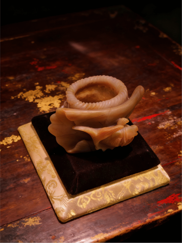 Leaf Whisper Cup – Handheld Agate Artwork Handheld agate Leaf Whisper Cup with flowing leaf-inspired form, handcrafted handheld agate artwork