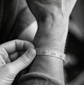 How to measure your wrist for a bracelet with a measuring tape