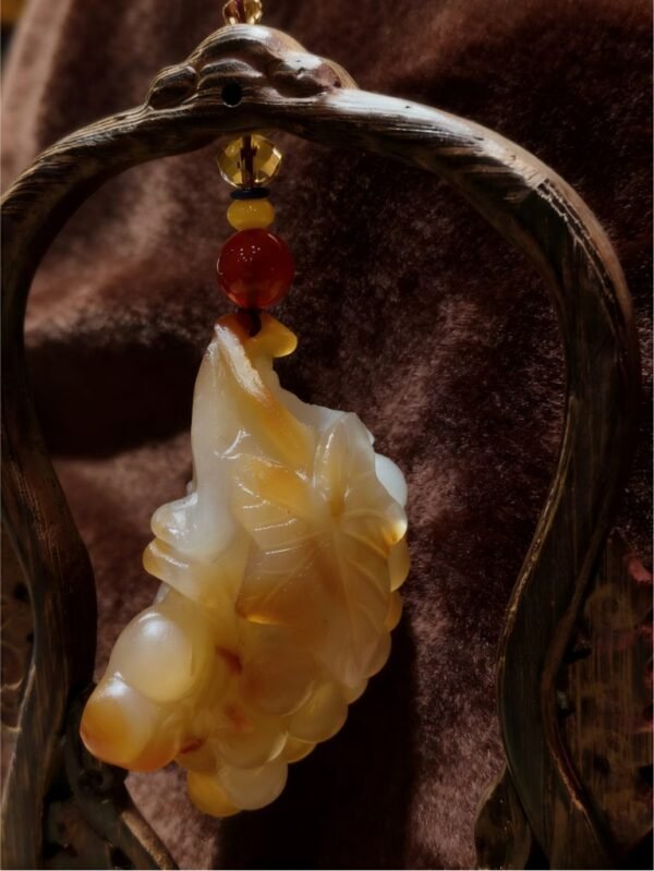 Golden Harvest Grapes – Hand-carved Collectible Golden Harvest Grapes Agate Carving