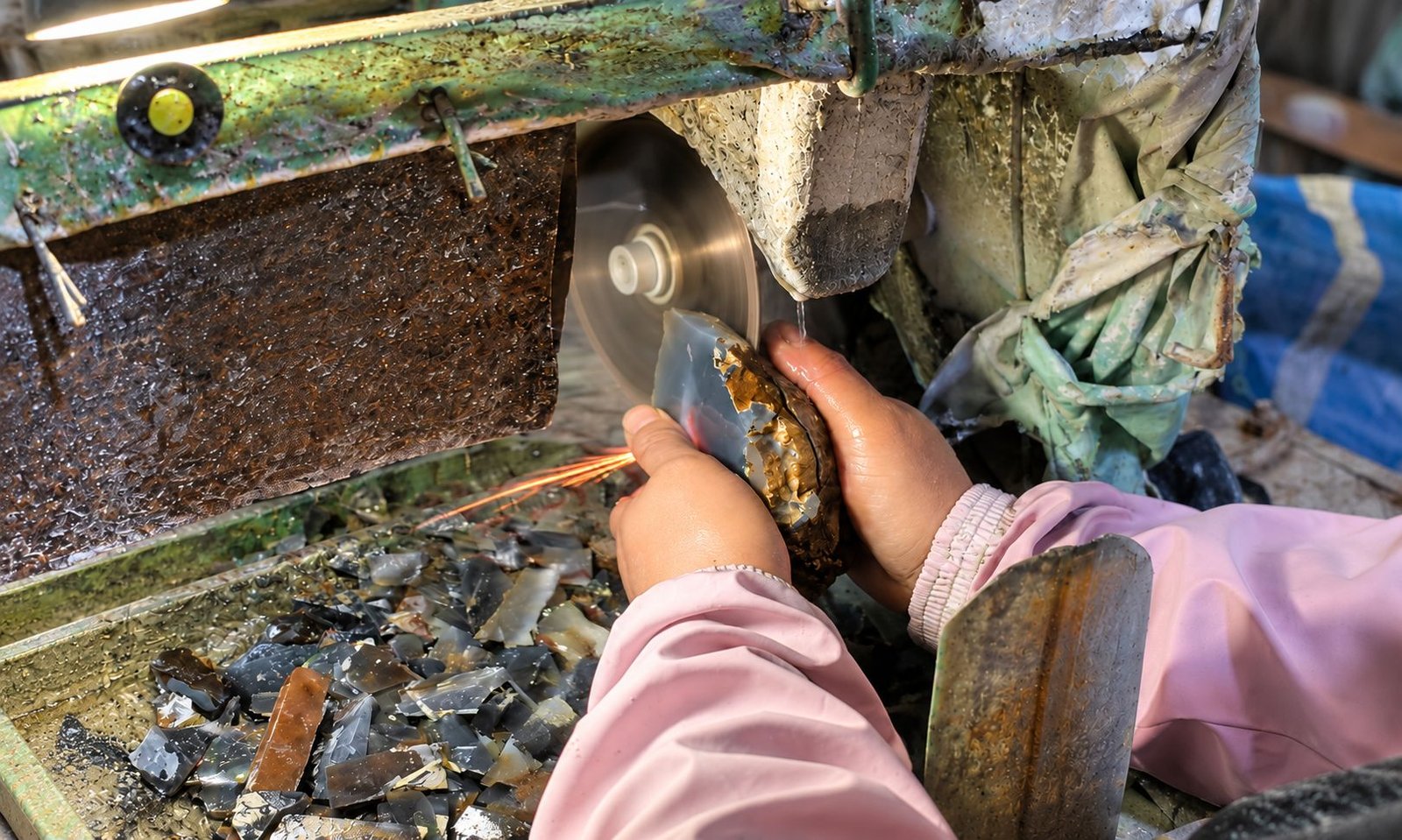 Yun Agate's worker is cutting a rough natural agate